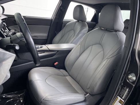 Used 2019 Toyota Avalon XLE image 12