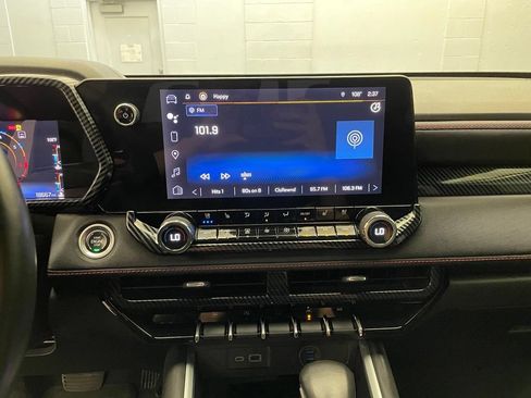 Used 2023 Chevrolet Colorado Z71 w/ Z71 Convenience Package 2 AWD/4WD image 16