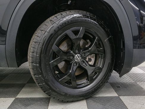 Certified 2025 Volkswagen Atlas Peak Edition SE AWD/4WD image 17