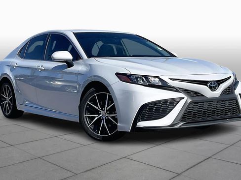 Used 2022 Toyota Camry SE image 2
