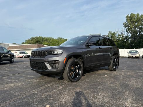 Used 2023 Jeep Grand Cherokee Altitude AWD/4WD image 2