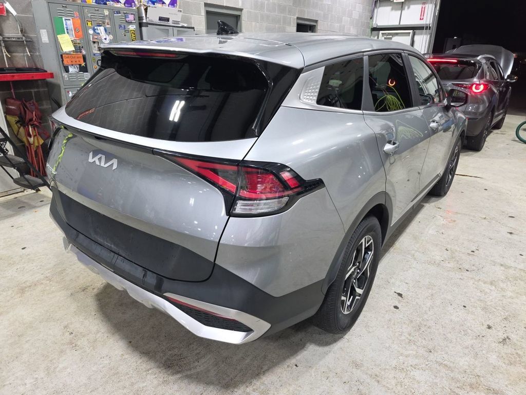 Used 2023 Kia Sportage LX FWD image 2