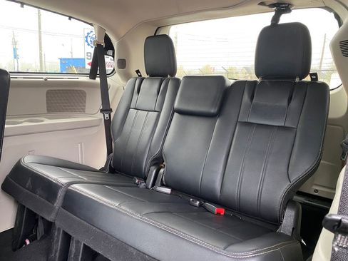 Used 2012 Chrysler Town & Country Touring-L w/ Driver Convenience Group FWD image 16