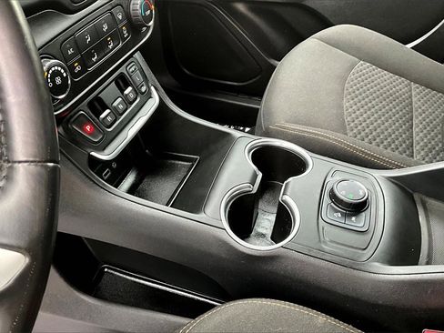 Used 2021 GMC Terrain SLE image 18