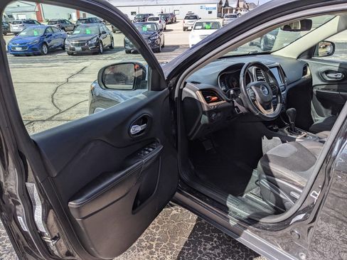 Used 2016 Jeep Cherokee Latitude w/ Cold Weather Group AWD/4WD image 9