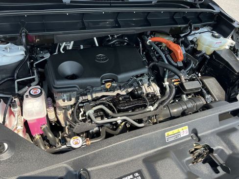 Used 2021 Toyota Highlander XLE AWD/4WD image 28