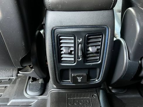 Used 2021 Jeep Grand Cherokee Laredo X AWD/4WD image 33
