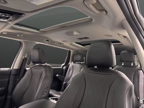 Used 2025 Kia Carnival SX w/ SX Dark Edition Package image 7