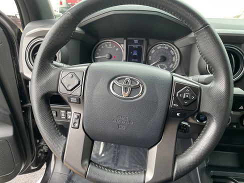 Used 2017 Toyota Tacoma TRD Sport image 19