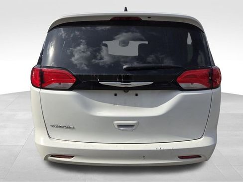 Used 2023 Chrysler Voyager LX image 7