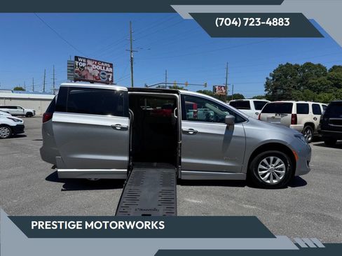 Used 2018 Chrysler Pacifica Touring Plus FWD image 1