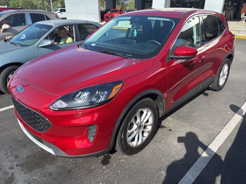 Used 2021 Ford Escape SE image 2