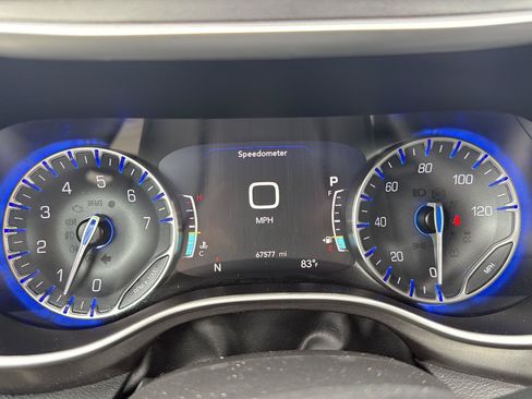 Used 2023 Chrysler Pacifica Touring-L FWD image 17