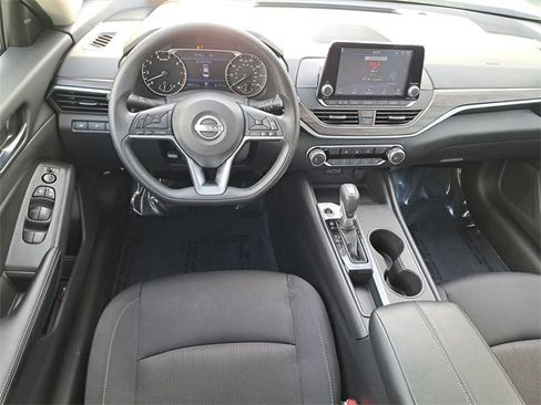 Used 2025 Nissan Altima 2.5 SV image 15
