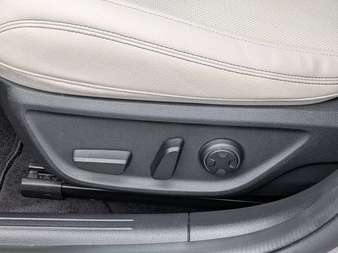 Used 2025 Genesis G70 2.5T RWD image 15