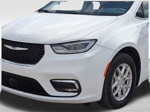 Used 2024 Chrysler Pacifica Touring-L image 6