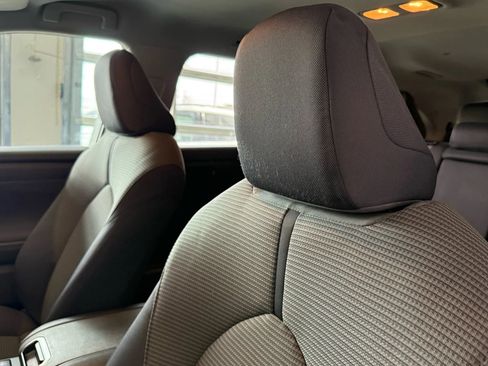 Used 2020 Toyota Highlander LE image 10