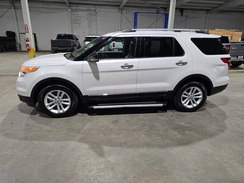 Used 2015 Ford Explorer XLT w/ Equipment Group 202A AWD/4WD image 4