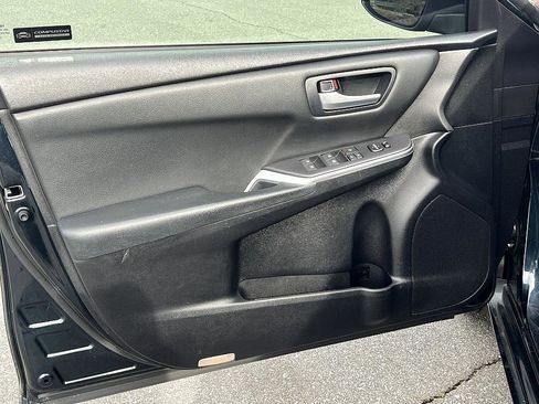 Used 2015 Toyota Camry SE image 9