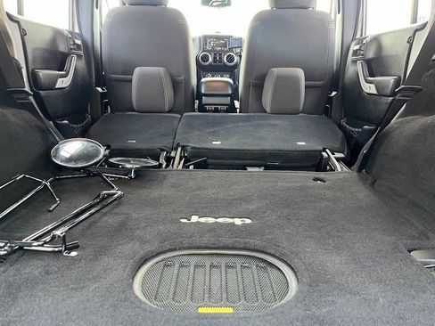 Used 2017 Jeep Wrangler Unlimited Rubicon w/ Connectivity Group image 43