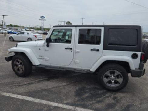 Used 2016 Jeep Wrangler Unlimited Sahara w/ Dual Top Group AWD/4WD image 2