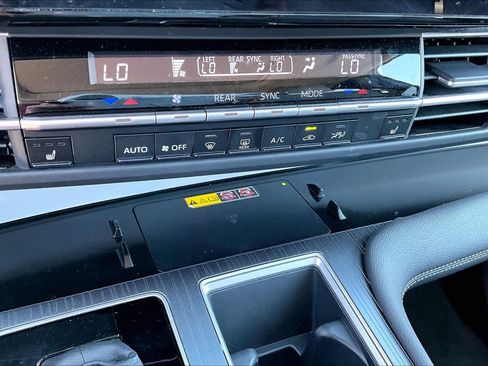 Used 2025 Toyota Sienna XLE FWD image 33