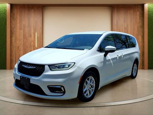 Used 2023 Chrysler Pacifica Touring-L FWD image 27