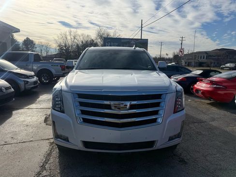 Used 2017 Cadillac Escalade ESV Luxury AWD/4WD image 9