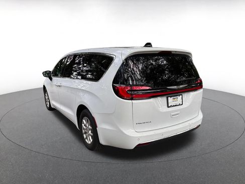 Used 2025 Chrysler Pacifica Select FWD image 5