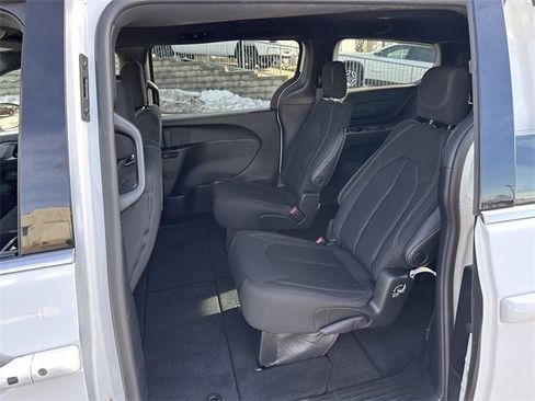 Used 2023 Chrysler Pacifica Touring image 13
