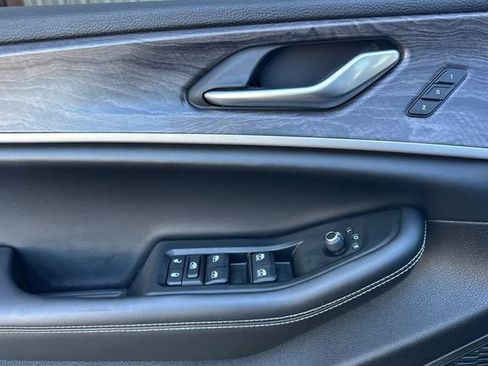 Used 2024 Jeep Grand Cherokee Limited w/ Luxury Tech Group II image 14