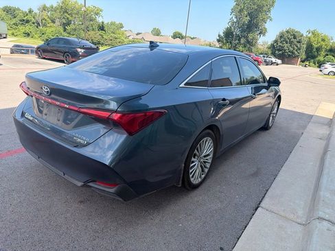 Used 2022 Toyota Avalon Limited FWD image 5