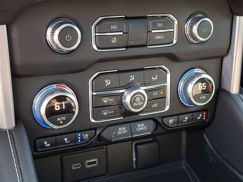 Used 2022 GMC Yukon SLT w/ SLT Luxury Package AWD/4WD image 17