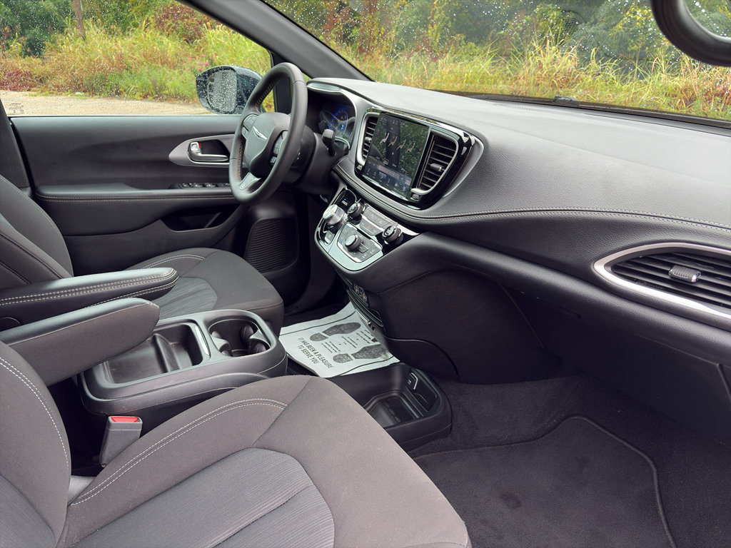 Used 2024 Chrysler Pacifica Touring FWD image 10