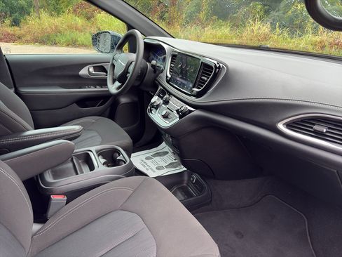 Used 2024 Chrysler Pacifica Touring FWD image 10