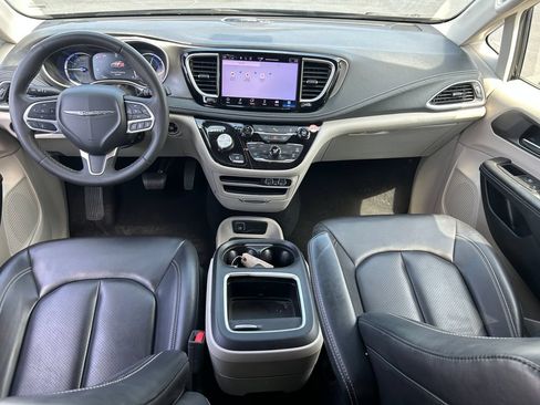 Used 2023 Chrysler Pacifica Touring-L FWD image 30