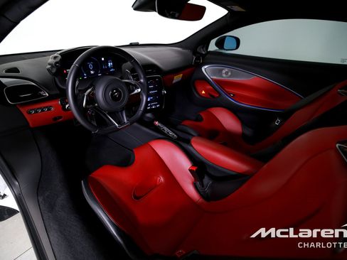 Used 2024 McLaren Artura image 13
