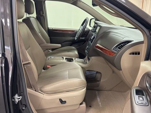 Used 2014 Chrysler Town & Country Touring-L w/ Driver Convenience Group FWD image 27