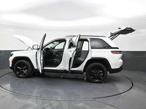 Used 2024 Jeep Grand Cherokee Limited w/ Black Appearance Package image 31