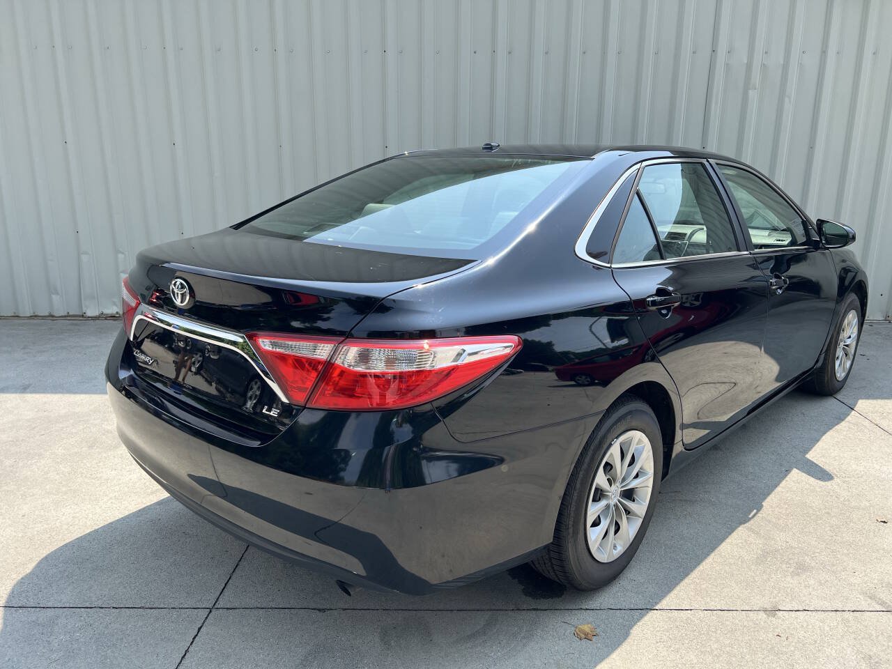 Used 2017 Toyota Camry LE w/ Moonroof Package FWD image 3