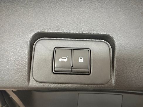 Used 2025 Nissan Rogue SV FWD image 31