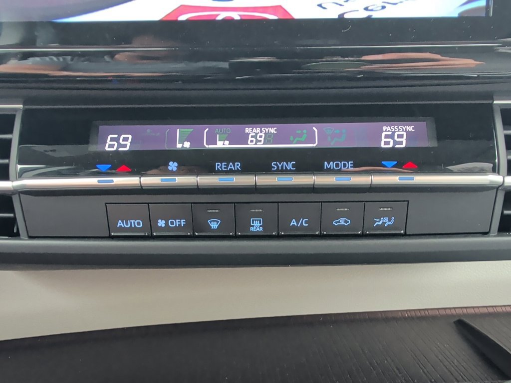 Certified 2024 Toyota Sienna LE AWD/4WD image 19