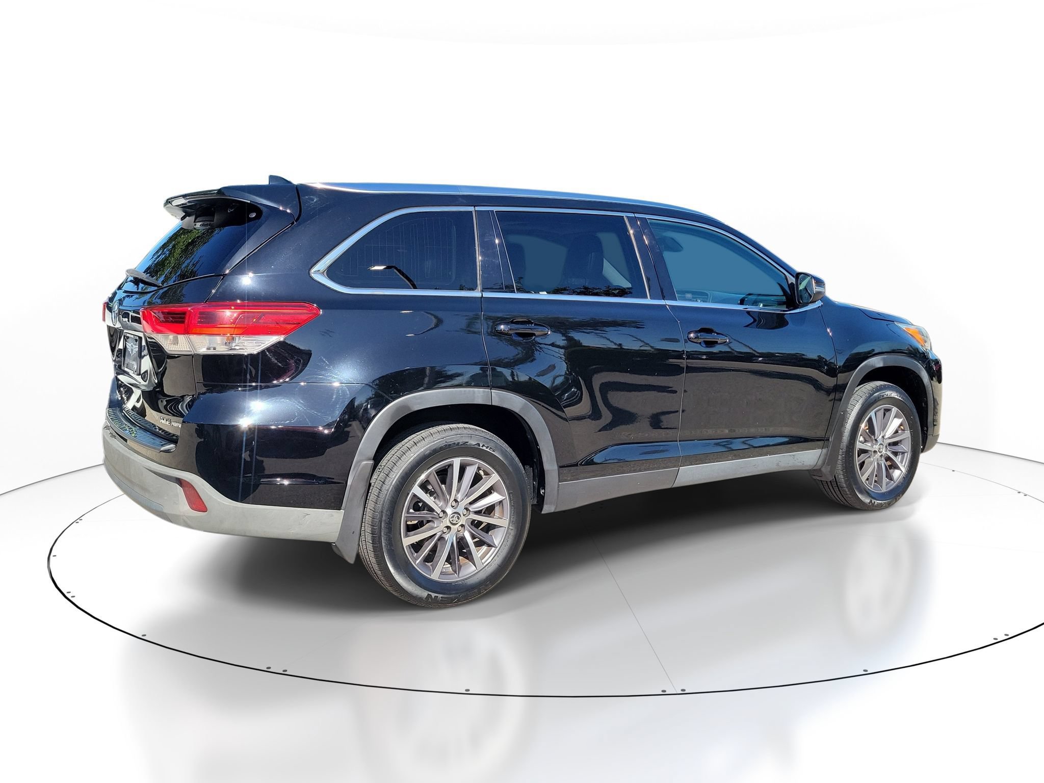 Used 2019 Toyota Highlander XLE AWD/4WD image 3