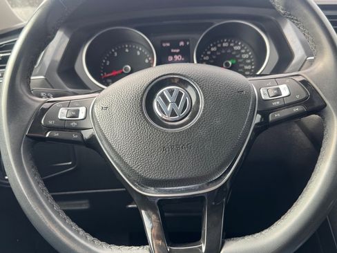 Used 2020 Volkswagen Tiguan SE w/ Panoramic Sunroof Package image 9