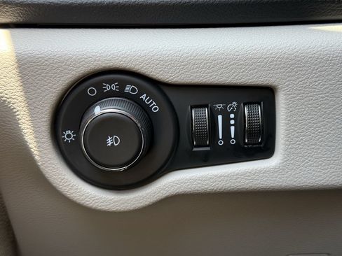 Used 2024 Chrysler Pacifica Touring-L FWD image 22