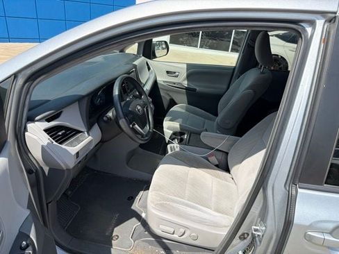 Used 2019 Toyota Sienna LE FWD image 11