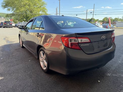 Used 2014 Toyota Camry SE w/ Moonroof Package FWD image 4