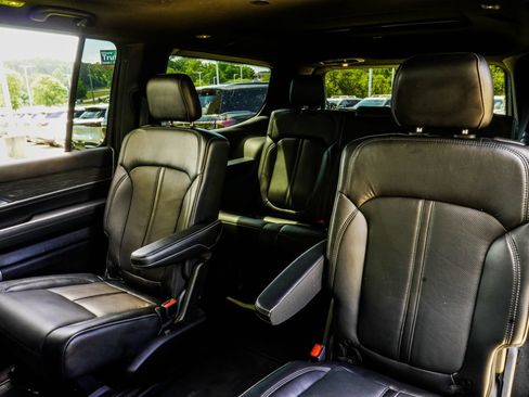 Used 2022 Jeep Wagoneer Series III w/ Premium Group I AWD/4WD image 39