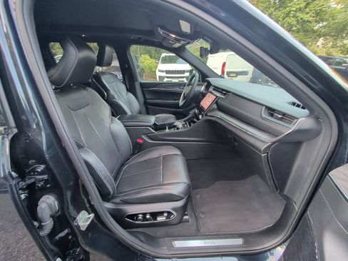 Used 2023 Jeep Grand Cherokee Overland w/ Luxury Tech Group IV AWD/4WD image 16