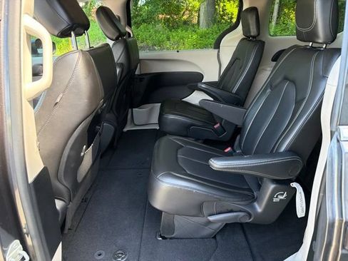 Used 2023 Chrysler Pacifica Touring-L FWD image 18